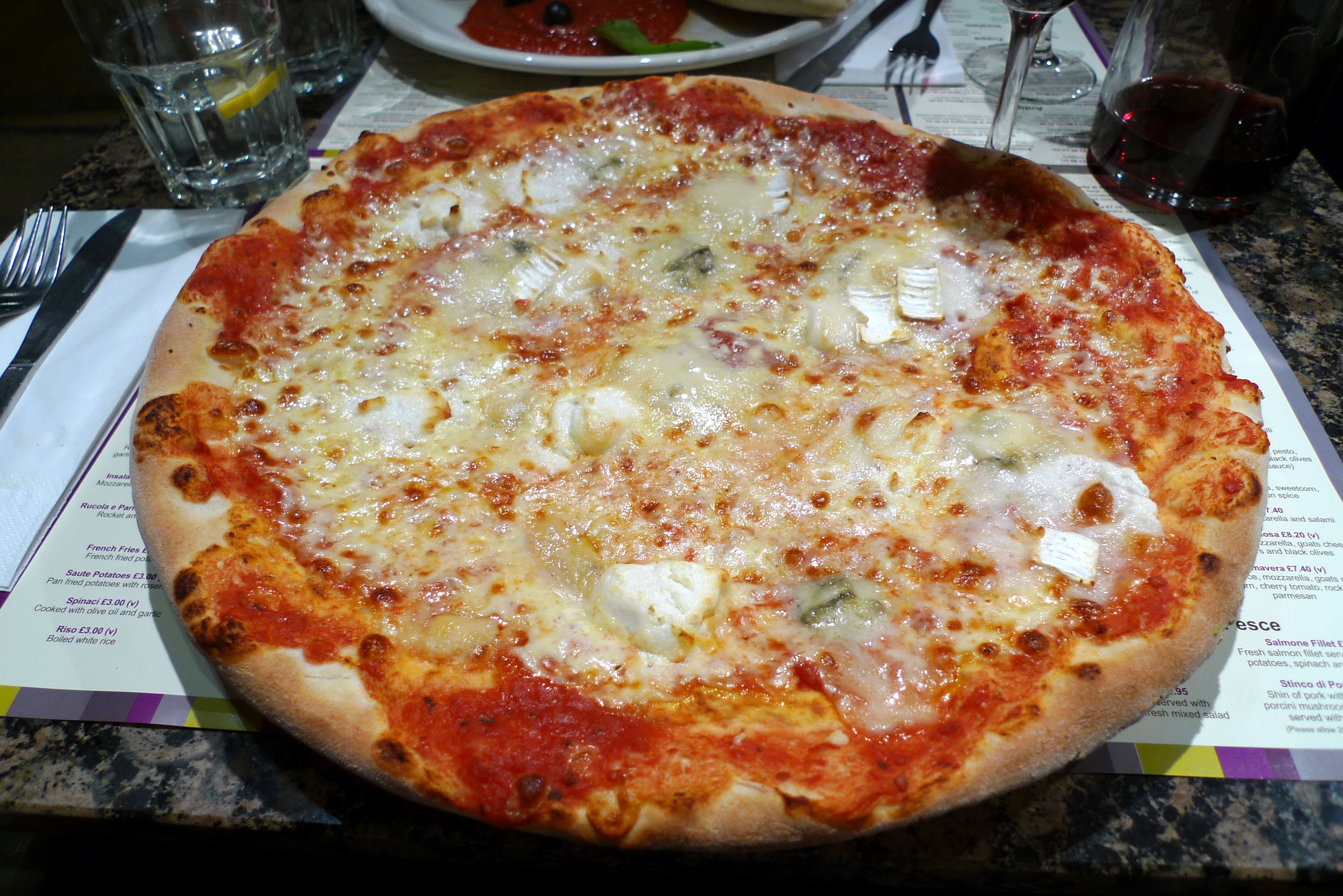Quatro cheese pizza